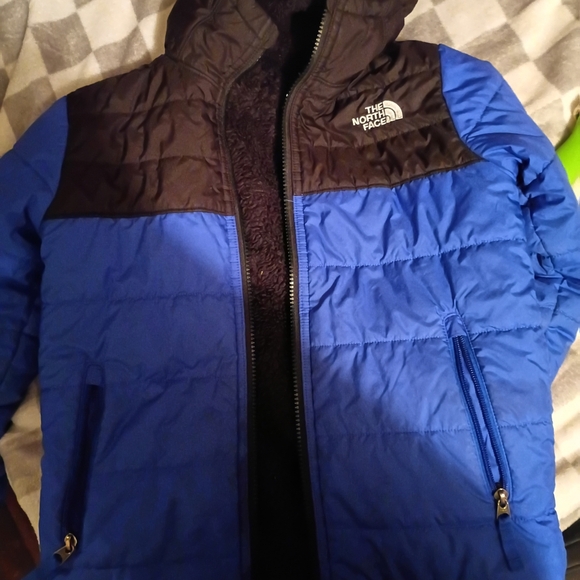 The North Face Kids Puffer Jacket in Blue and Black Reversible - Picture 4 of 5